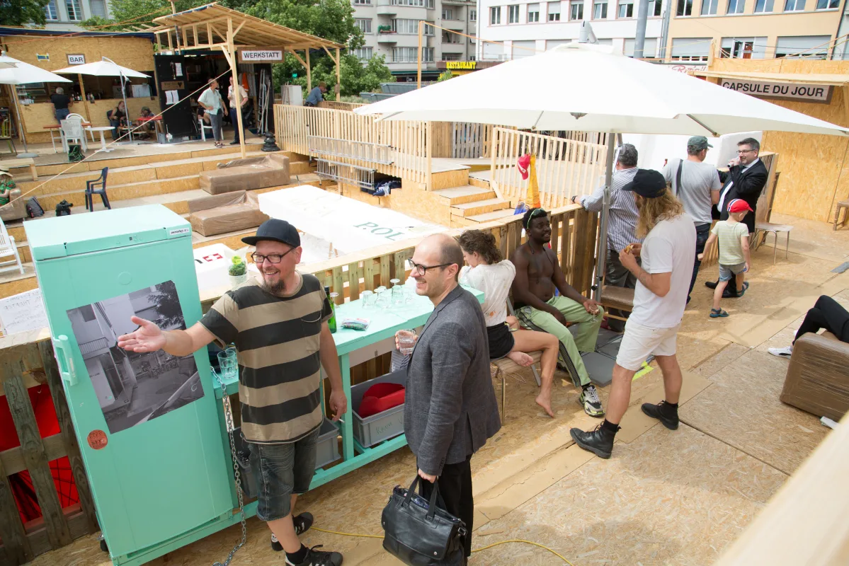 Image: Thomas Hirschhorn lectures on Robert Walser-Sculpture