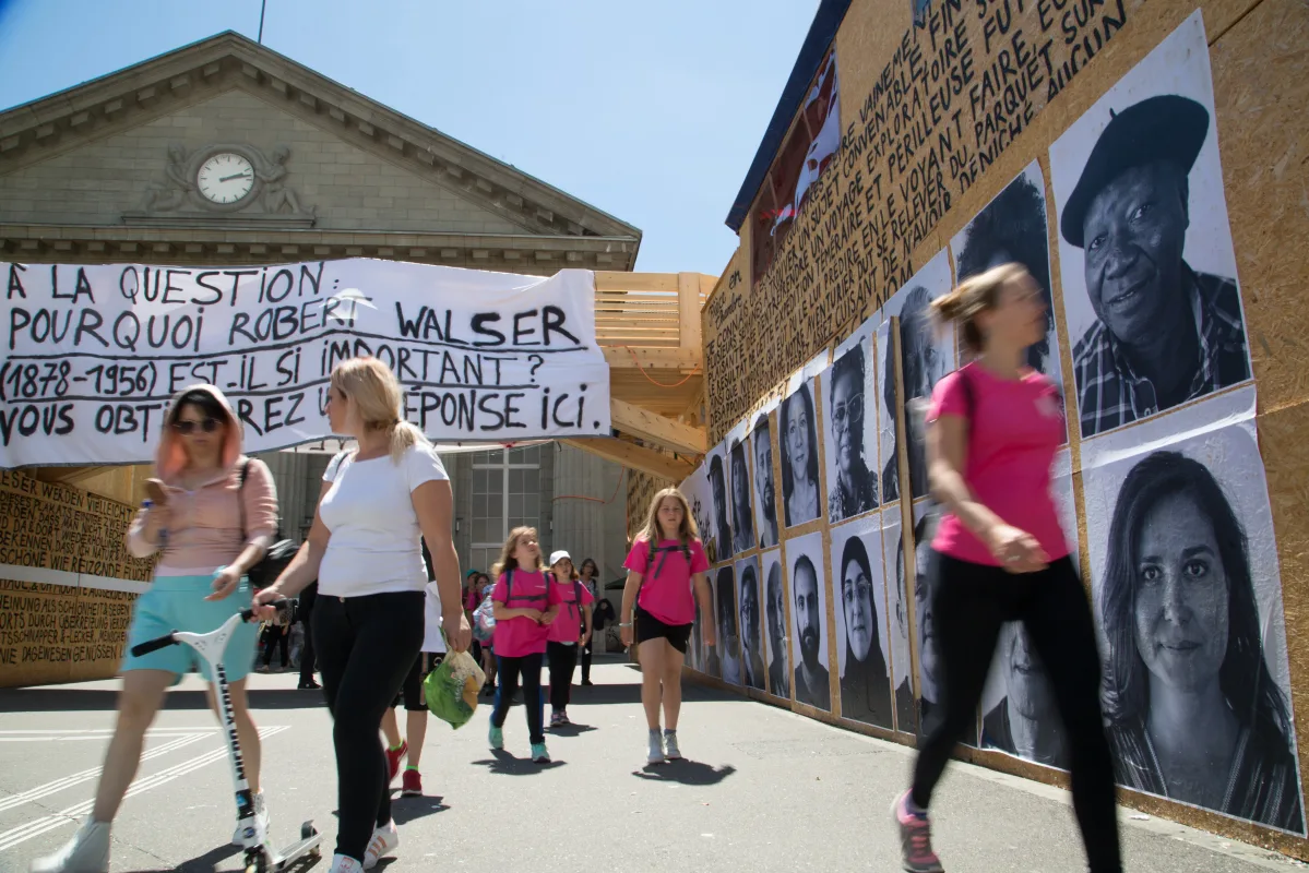 Image: Thomas Hirschhorn lectures on Robert Walser-Sculpture