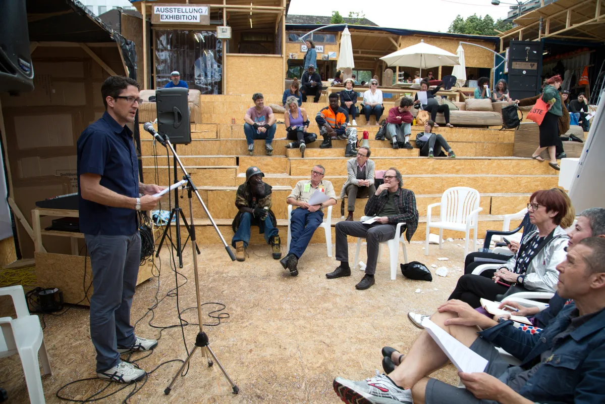 Image: Thomas Hirschhorn lectures on Robert Walser-Sculpture