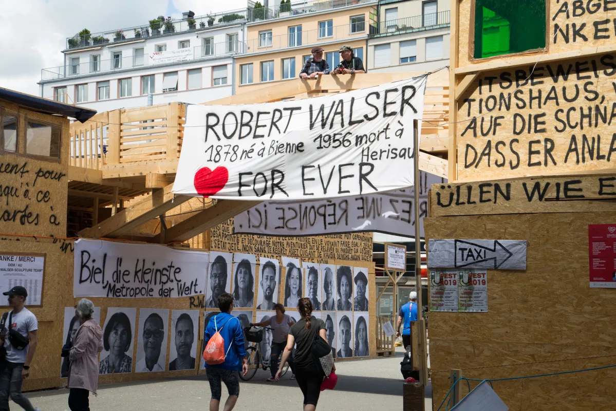 Image: Thomas Hirschhorn lectures on Robert Walser-Sculpture