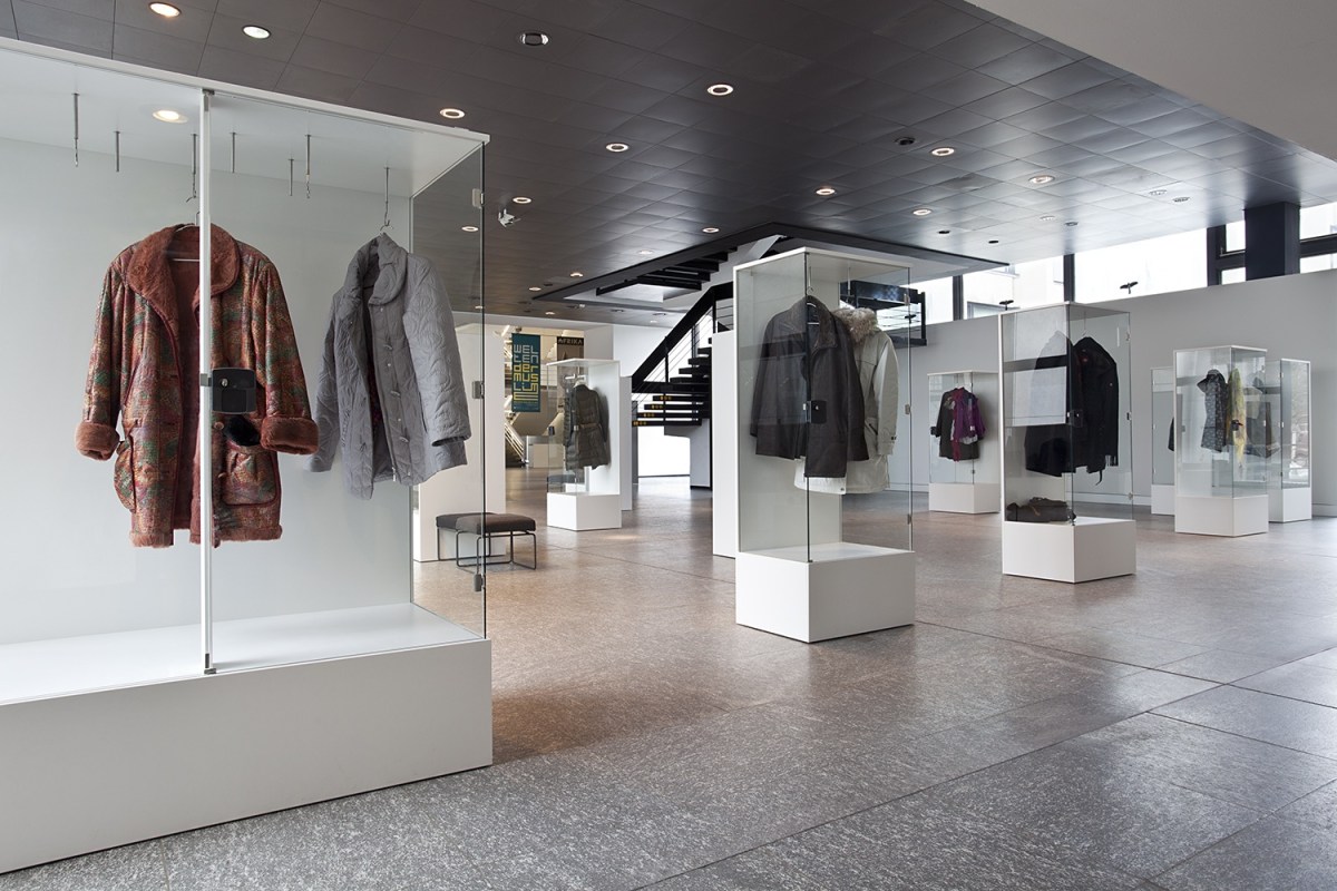 Identities on Display Karin Sander