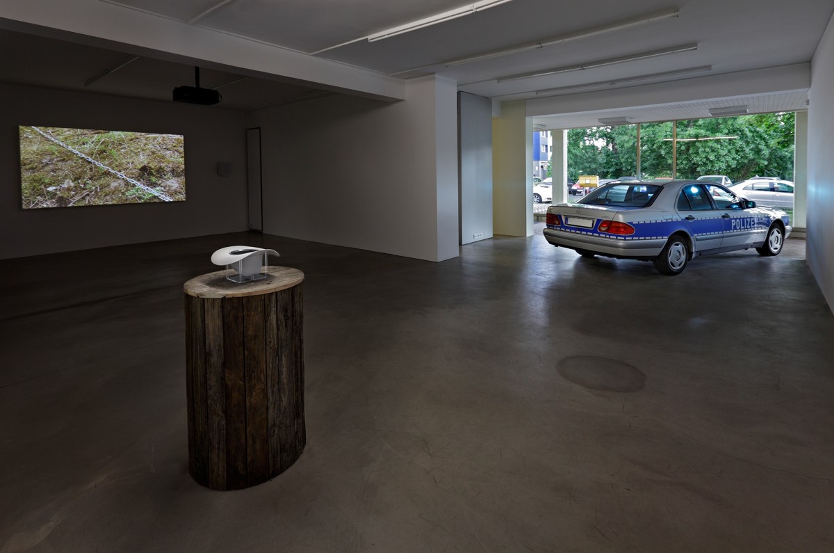 preventative kiss for suspicious war Mircea Cantor