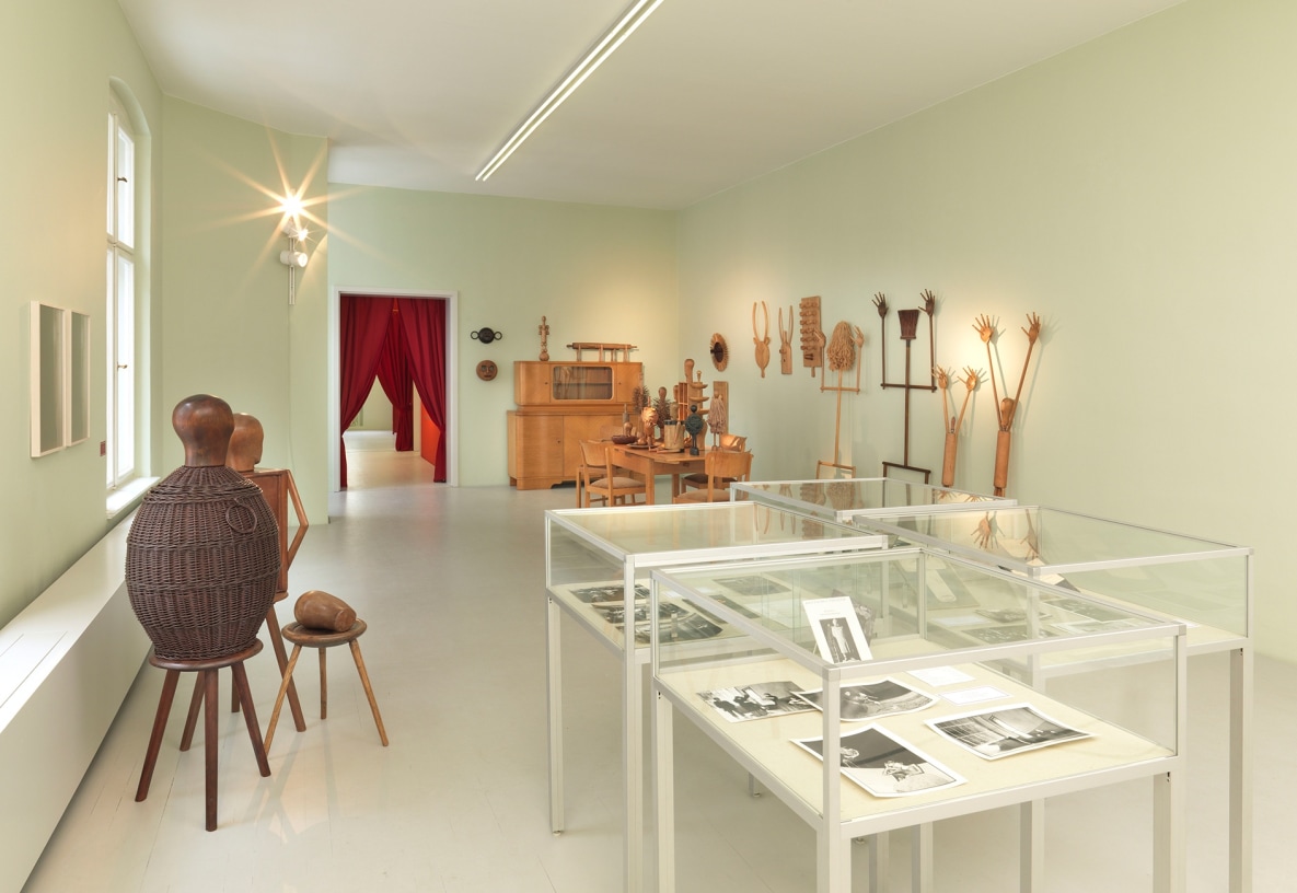 Konversationsstücke Akt II (kuratiert von Jens Hoffmann) Thomas Ruff / Andrew Grassie / Roman Ondak / Wiebke Siem / Geoffrey...