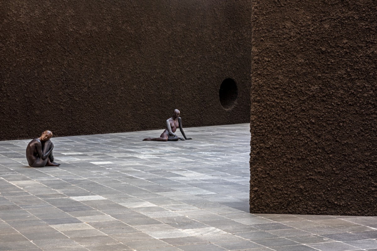 Ugo Rondinone, nude in the landscape Belvedere 21, Vienna