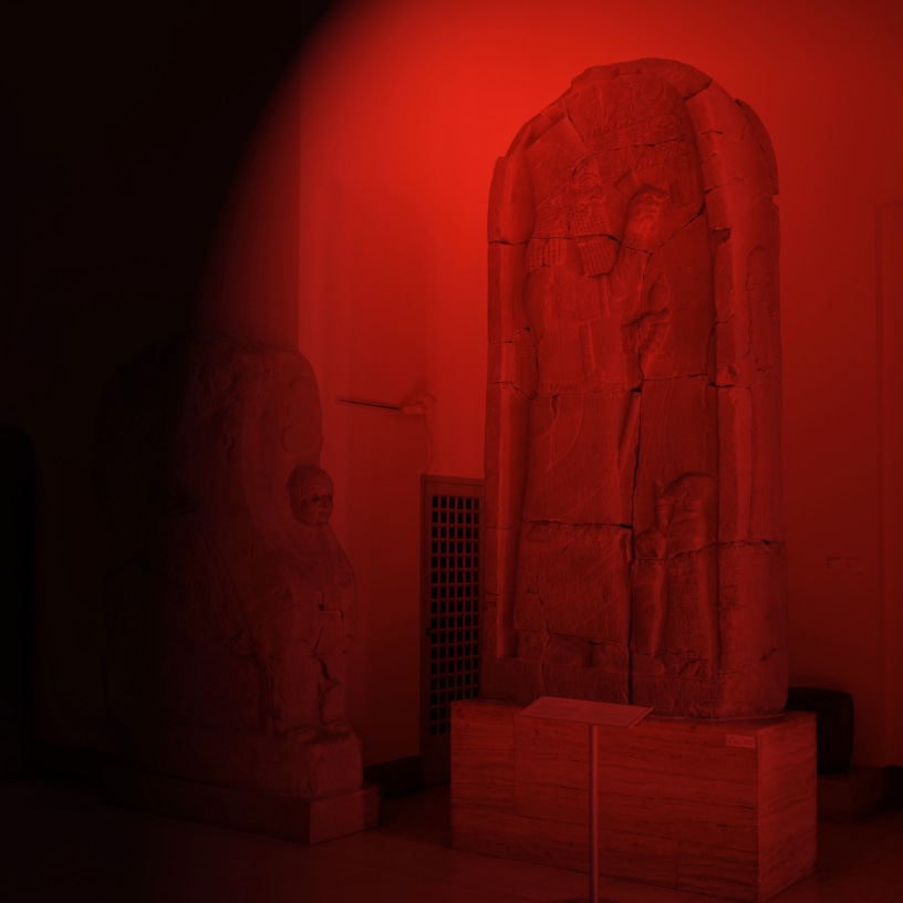 „Liam Gillick. Filtered Time“ – Farbige Götter im Berliner Pergamonmuseum DLF Radio