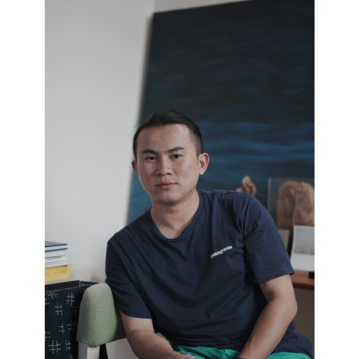 艺术家：乐子毅 乐子毅，1993年出生于福建，目前是一名生活工作于云南的自由摄影师。他从2020年10月开始创作这组LOBA获奖作品，当时他因工作搬到了杭州，但很快就对日复一日的工作感到厌倦。以此为契机，他开始为自己这一代人创作这一系列肖像作品。