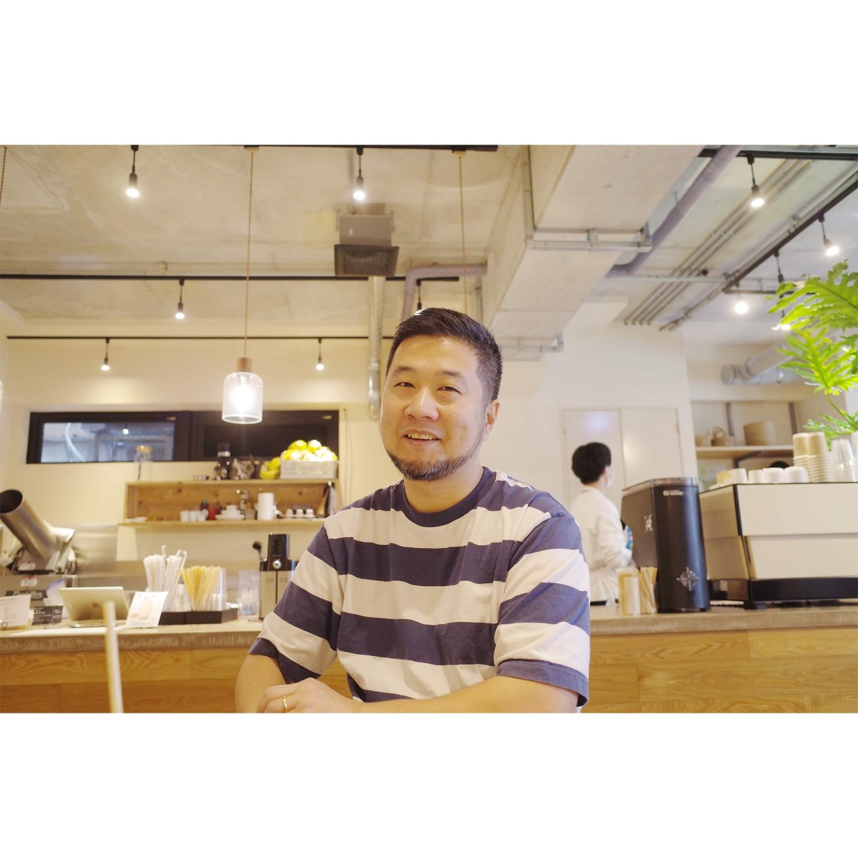策展人：小菅智 小菅智是深濑昌久档案馆的联合创始人和总监，他从2000年开始研究深濑的艺术作品。在担任杂志编辑和全球媒体Vice的制片人后，他于2014年联合创立了深濑昌久档案馆。他出版了深濑的第一本专著《深濑昌久》（Akaaka和Editions Xavier Barral，2018年），并参与了以下出版物：《私景》（Atelier EXB、Akaaka和Prestel，2023年）、《深濑昌久 1961-1991: 回顾展》（Akaaka，2023年）、《杀猪》（Ibasho & the (M) éditions，2021年）、《佐助》（Atelier EXB，2021年）、《家族》（Mack，2019年）和《乌鸦》（Mack，2017年）。他策划或共同策划了以下展览：“深濑昌久 1961-1991: 回顾展”（东京摄影艺术博物馆，东京，2023年）、“私景”（Foam，阿姆斯特丹，2018年）、“游戏”（Kyotographie，京都，2018年）、“全彩色的游戏”（富士胶片广场，东京，2018年）、“无可救药的利己主义”（Les Rencontres de la Photographie，阿尔勒，2017年）和“无可救药的利己主义”（Diesel艺术画廊，东京，2015年）。