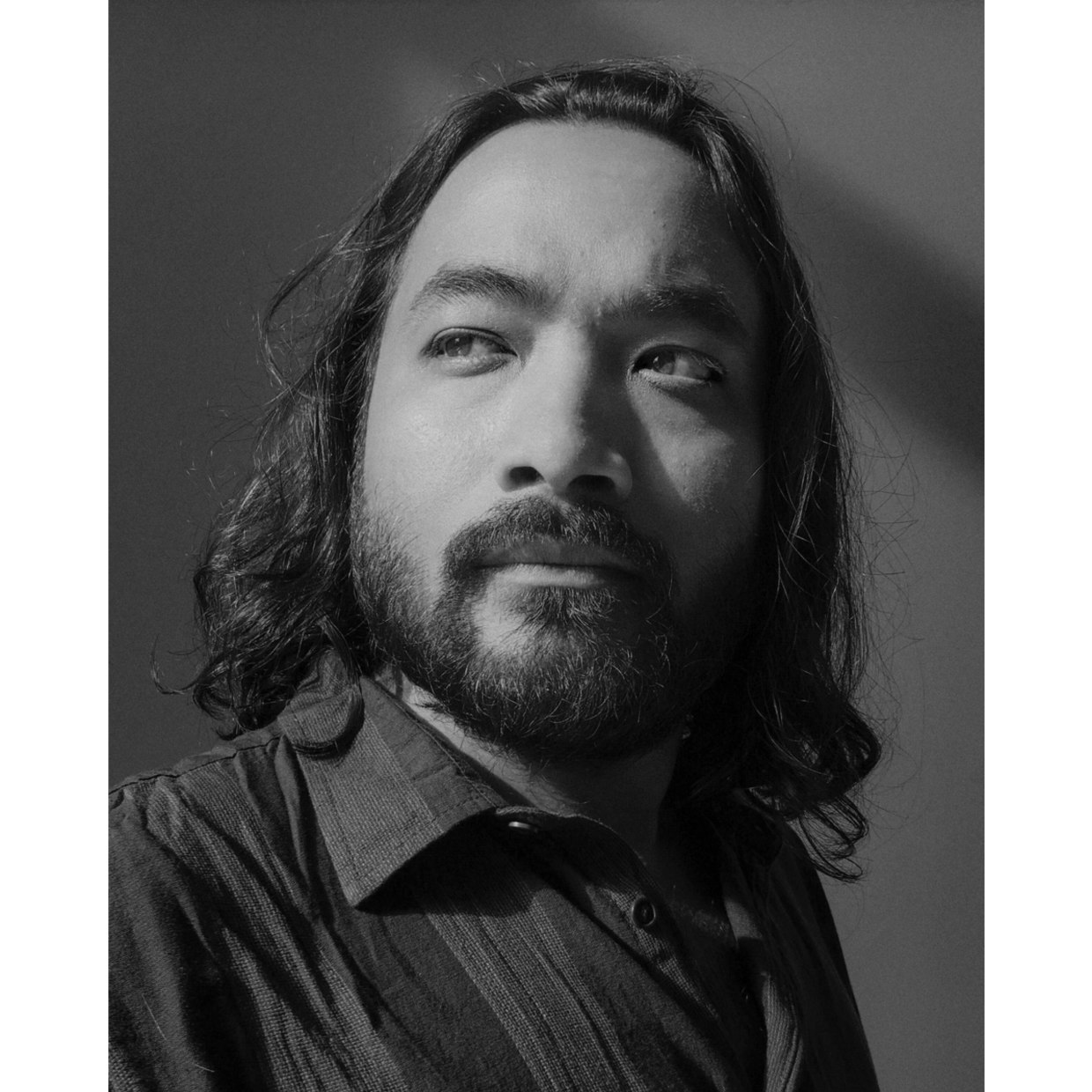 艺术家：伊斯梅尔·费尔杜斯 伊斯梅尔·费尔杜斯，1989年出生于孟加拉国，目前往返居住于美国纽约和孟加拉国。他是巴黎Agence VU’画廊的成员，围绕着社会、文化和人道主义主题展开工作。在达喀尔的商学院学习期间，他第一次接触到摄影。2013年，达喀尔的拉纳广场服装厂（Rana Plaza）发生坍塌事故，造成1100多名工人死亡，成为孟加拉国历史上最严重的工业灾难之一。事件发生后，费尔杜斯创作了一系列深刻的摄影作品。他的纪录片《时尚的代价》（The Cost of Fashion）和摄影项目《拉纳广场之后》（After Rana Plaza）揭示了“快时尚”行业造成的破坏性影响。他的摄影作品也涉及四大洲的移民和难民问题。费尔杜斯受雇于多家重要报纸和杂志，其作品已斩获许多奖项。