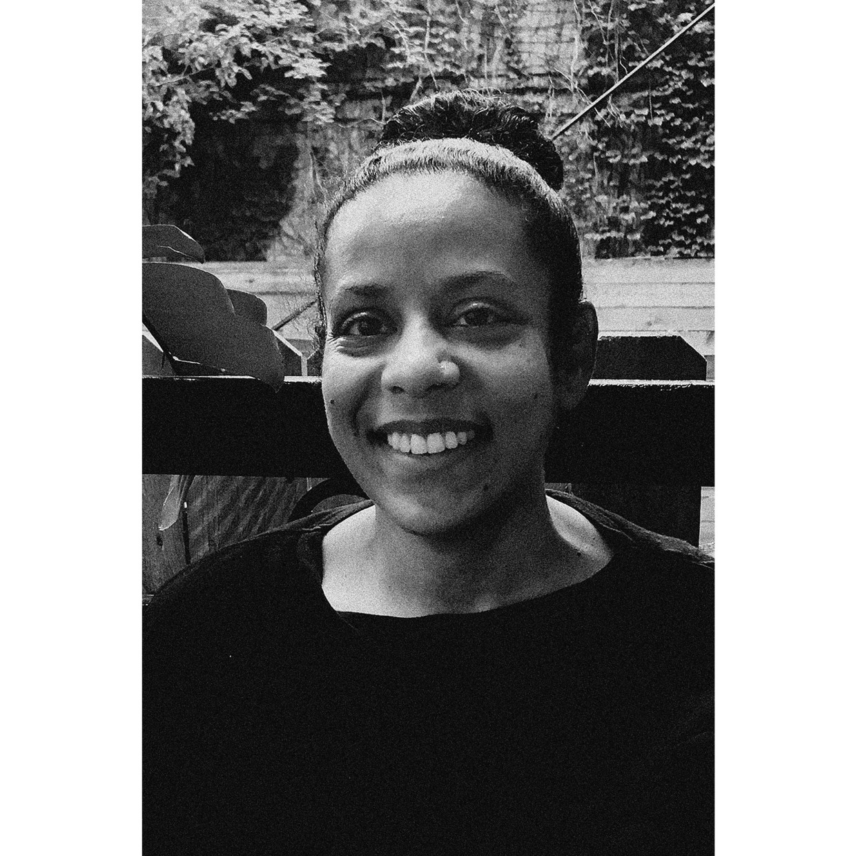 艺术家：萨曼莎·博科斯（Samantha Box） 1977年生于牙买加金斯敦。 在美国纽约工作、生活。 萨曼莎·博科斯拥有美国国际摄影中心巴德学院的高级摄影艺术硕士学位，以及该中心颁发的新闻纪实摄影证书。 她的作品曾在休斯顿摄影中心、德保罗艺术博物馆、莱斯利·洛曼艺术博物馆、开放社会基金会以及美国国际摄影中心博物馆展出，并被休斯顿美术馆收藏。 博科斯曾是伍德斯托克摄影中心和 Light Work的驻地艺术家。 2023 年，她将在纽约州罗切斯特的视觉研究工坊驻地。博科斯曾于 2010 年和 2022 年两度获得纽约艺术基金会/纽约州艺术委员会摄影奖学金。