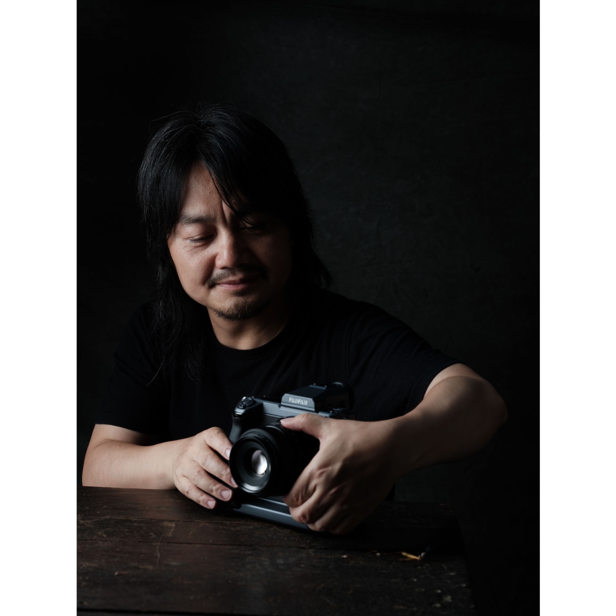 艺术家：唐小平 唐小平，摄影师，工作生活于广州。曾从事的工作包括电影美术、平面设计、创意总监、画廊主理人等等，目前以摄影为媒介游走于商业和艺术之间。他的作品曾被各类创意年鉴收录，包括全球顶尖广告杂志《广告档案》，也广泛参与各类展览。作为一个创作者，他最重要的奖项有：第12届中国摄影金像奖、第26届“国展”评委会推荐佳作奖、“奥地利超级摄影巡回赛”四枚金牌、广州4A年轻人创意大赛全场大奖和最佳美术指导。目前，他在好几所大学教摄影课程，包括广州美术学院、长沙理工大学、广东财经大学、广东轻工职业技术学院等。作为艺术家，他积极参与艺术活动，作品被艺术机构或个人收藏。
