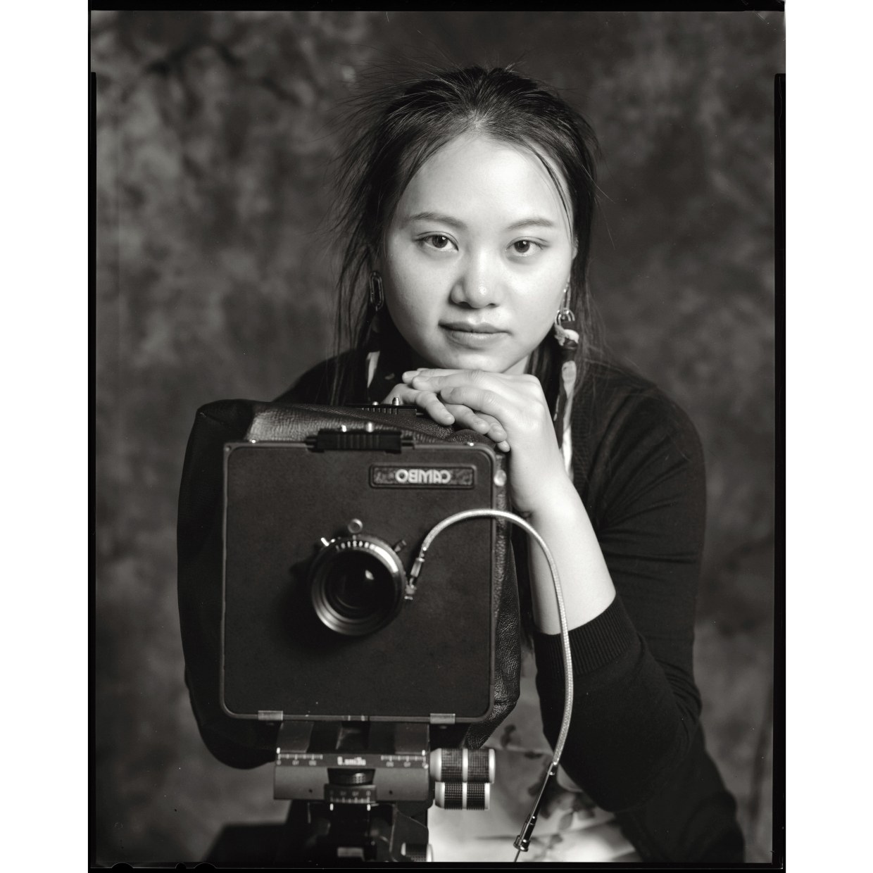 艺术家：黄秋杰 1992年出生于湖南。清华大学美术学院2016级摄影专业硕士研究生，2020年级摄影专业博士研究生，师从冯建国教授。她的作品长期关注黄河当下人、社会和环境之间的关系。 2019年入选国家艺术基金资助项目“青衿计划”，2019年入选索尼（中国）青年摄影师发展计划（高校组），2022年入选国家艺术基金青年艺术创作人才资助项目。