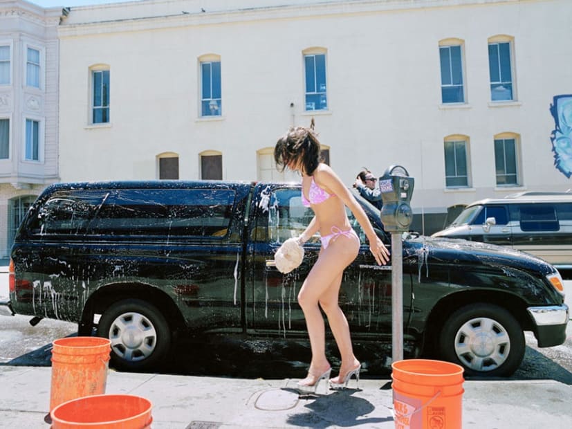 Liz Cohen, Bikini carwash, 2004, performance on Video Dvd 4 minutes Courtesy of Modern Culture, New York