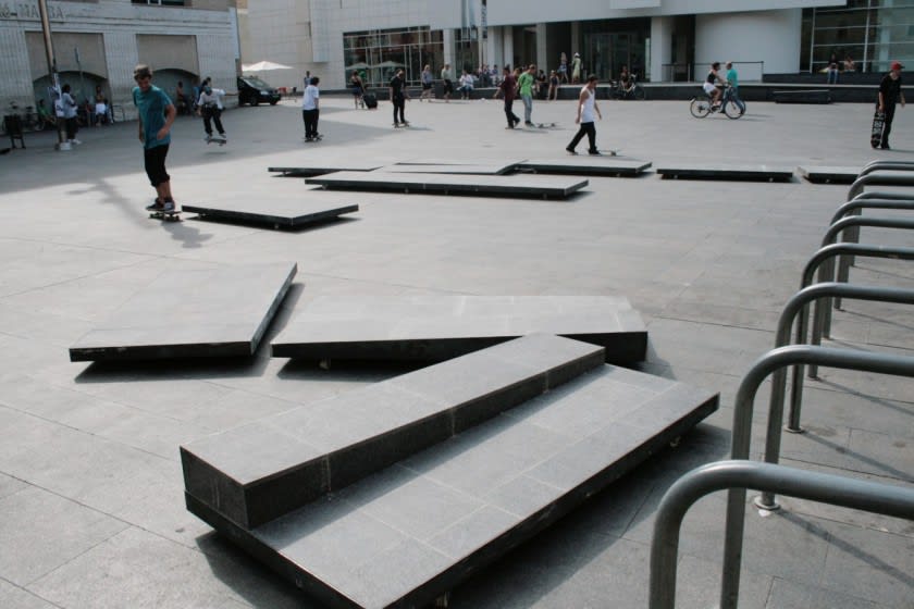 Prototipo para un suelo resbaladizo [Protótipo para um terreno escorregadio] | Plaça dels Angels, MACBA | Barcelona, Espanha, 2009 | Foto Daniel Steegmann e Renata Lucas