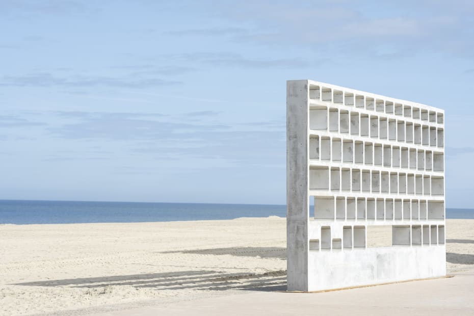 Installation view: Jorge Macchi, All the words in the world, Zeedijk (promenade at the beach) at the level of E. Vanlangenhovestraat Koksijde, Beaufort Triennal, Belgium, 2024. Photo: © Beaufort Triennal