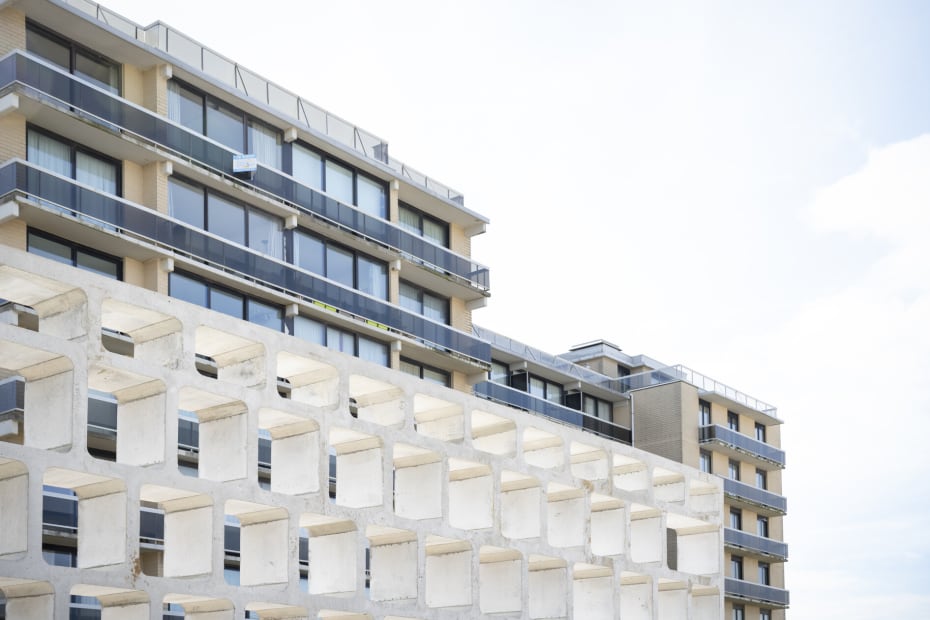 Installation view: Jorge Macchi, All the words in the world, Zeedijk (promenade at the beach) at the level of E. Vanlangenhovestraat Koksijde, Beaufort Triennal, Belgium, 2024. Photo: © Beaufort Triennal