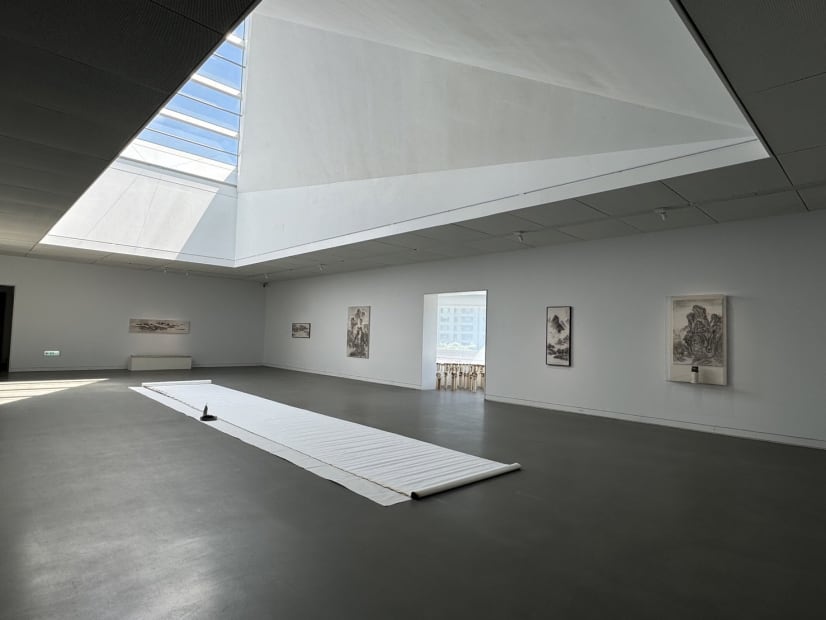 元漱＿袁慧莉的身・筆・墨，展場照，2024，高雄市立美術館，高雄，台灣。藝術家提供。 Essence Ablution: Inks, Brushes and Embodiment of YUAN Hui-Li’s Shanshui Painting, installation view, 2024, Kaohsiung Museum of Fine Arts, Kaohsiung, Taiwan. Courtesy of the artist.