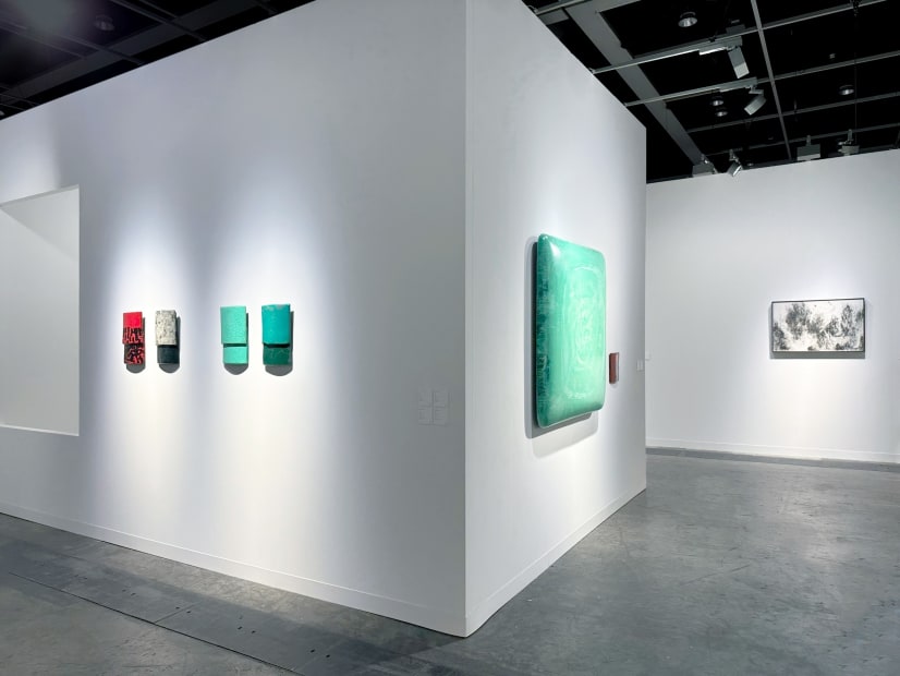 耿畫廊於香港巴塞爾藝術博覽會，2025，展場照。 Tina Keng Gallery at Art Basel Hong Kong, 2025, installation view.