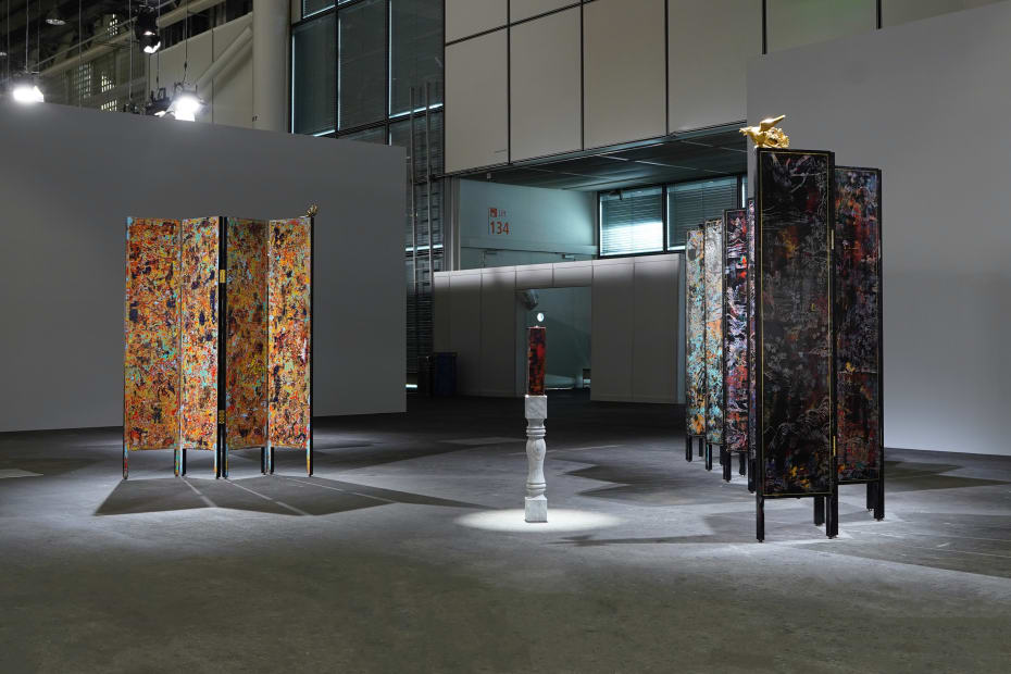 Su Meng-Hung’s large-scale folding screen installation Desolate Landscape on the Golden Screens in the Unlimited sector of Art Basel in Basel, 2025, Basel, Switzerland. © Tina Keng Gallery 蘇孟鴻作品《殘山剩水鬧金屏》於瑞士巴塞爾藝術展「意象無限」（Unlimited）展區展場照，2025，巴塞爾，瑞士。© 耿畫廊