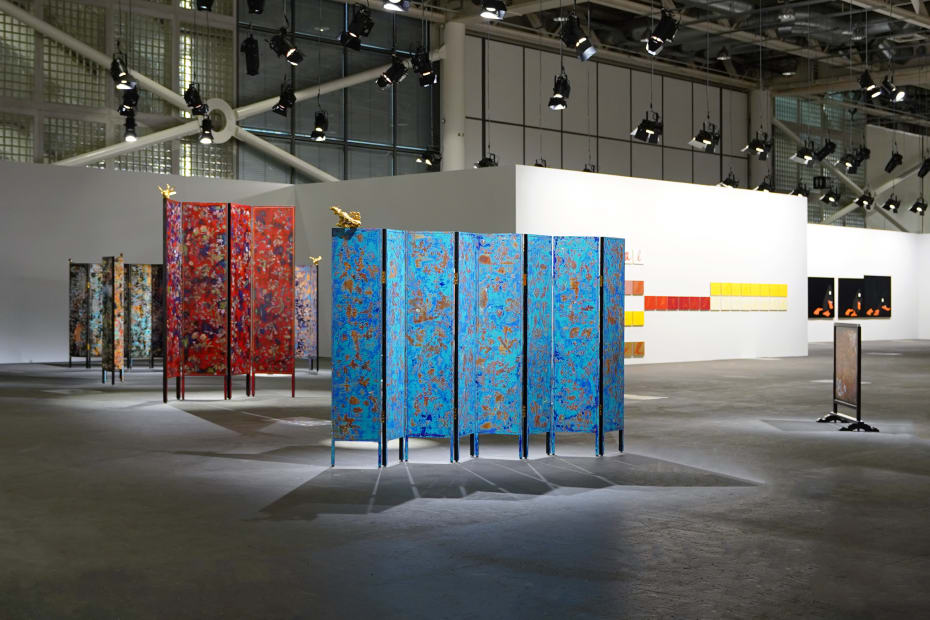 Su Meng-Hung’s large-scale folding screen installation Desolate Landscape on the Golden Screens in the Unlimited sector of Art Basel in Basel, 2025, Basel, Switzerland. © Tina Keng Gallery 蘇孟鴻作品《殘山剩水鬧金屏》於瑞士巴塞爾藝術展「意象無限」（Unlimited）展區展場照，2025，巴塞爾，瑞士。© 耿畫廊