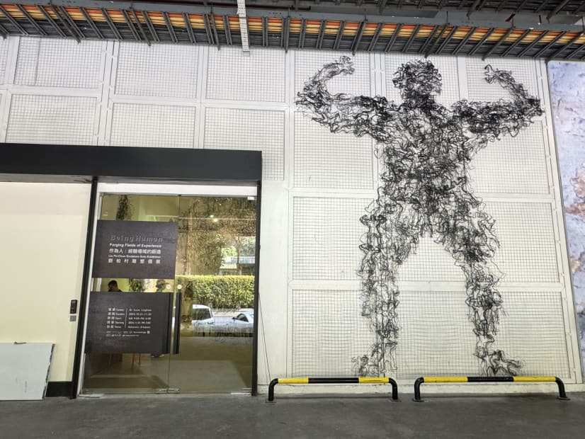 「作為人：經驗場域的鍛造」展場照，2025，Helutrans Artspace，新加坡。藝術家提供。 "Being Human: Forging Fields of Experience" installation view, 2025, Helutrans Artspace, Singapore. Courtesy of the artist.