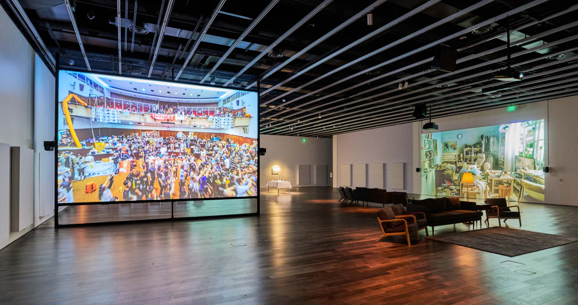 Kevin Candland 攝影，舊金山亞洲藝術博物館提供。 Installation view of Yuna Goang-Ming: Everyday War, 2025, courtesy Asian Art Museum of San Francisco. Photo by Kevin Candland.