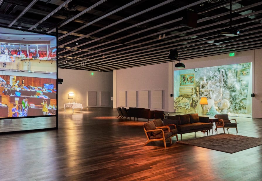 Kevin Candland 攝影，舊金山亞洲藝術博物館提供。 Installation view of Yuna Goang-Ming: Everyday War, 2025, courtesy Asian Art Museum of San Francisco. Photo by Kevin Candland.