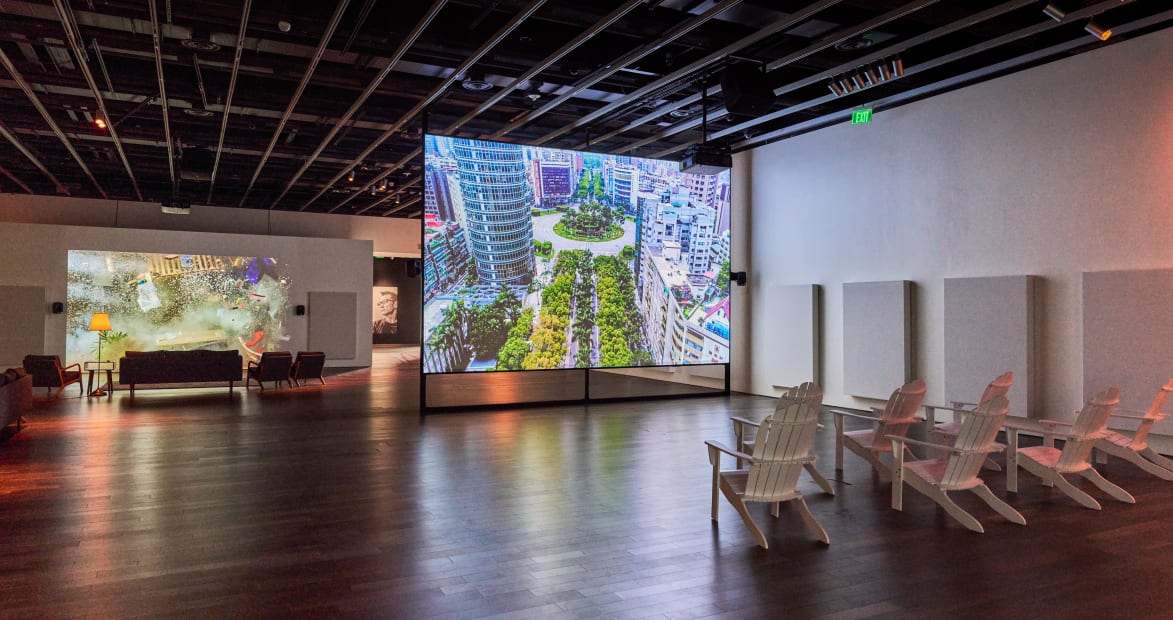Kevin Candland 攝影，舊金山亞洲藝術博物館提供。 Installation view of Yuna Goang-Ming: Everyday War, 2025, courtesy Asian Art Museum of San Francisco. Photo by Kevin Candland.