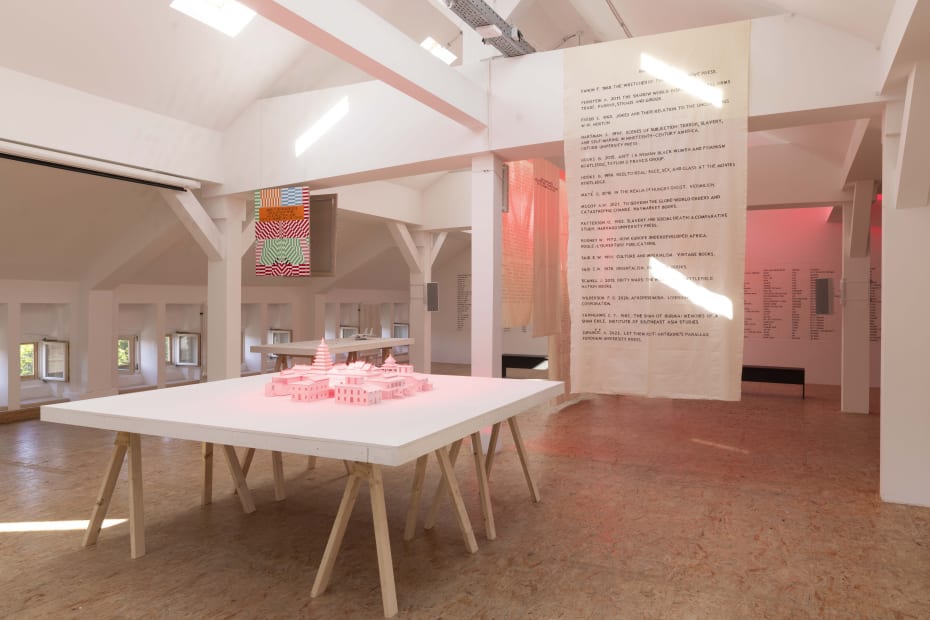 Sawangwongse Yawnghwe，Joker’s Headquarters. Gesamtkunstwerk as a Practical Joke (C’est le Premier Vol de L’Aigle) [It’s the eagle’s first flight]，2025，展場照，第十三屆柏林雙年展，柏林當代藝術機構（KW Institute for Contemporary Art），2025。© Sawangwongse Yawnghwe；圖片來源：Diana Pfammatter、Eike Walkenhorst Sawangwongse Yawnghwe, Joker’s Headquarters. Gesamtkunstwerk as a Practical Joke (C’est le Premier Vol de L’Aigle) [It’s the eagle’s first flight], 2025, installation view, 13th Berlin Biennale, KW Institute for Contemporary Art, 2025. © Sawangwongse Yawnghwe; image: Diana Pfammatter; Eike Walkenhorst