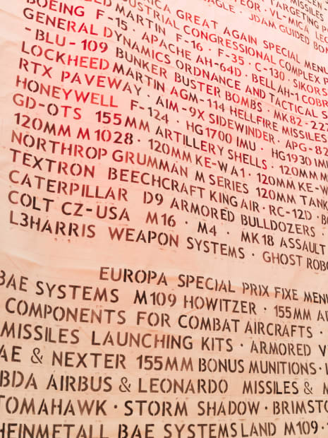 Sawangwongse Yawnghwe，Joker’s Headquarters. Gesamtkunstwerk as a Practical Joke (C’est le Premier Vol de L’Aigle) [It’s the eagle’s first flight]，2025，展場照，第十三屆柏林雙年展，柏林當代藝術機構（KW Institute for Contemporary Art），2025。© Sawangwongse Yawnghwe；圖片來源：Diana Pfammatter、Eike Walkenhorst Sawangwongse Yawnghwe, Joker’s Headquarters. Gesamtkunstwerk as a Practical Joke (C’est le Premier Vol de L’Aigle) [It’s the eagle’s first flight], 2025, installation view, 13th Berlin Biennale, KW Institute for Contemporary Art, 2025. © Sawangwongse Yawnghwe; image: Diana Pfammatter; Eike Walkenhorst