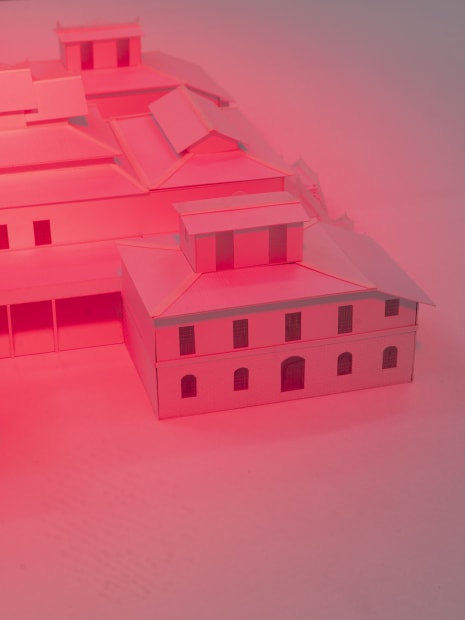 Sawangwongse Yawnghwe，Joker’s Headquarters. Gesamtkunstwerk as a Practical Joke (C’est le Premier Vol de L’Aigle) [It’s the eagle’s first flight]，2025，展場照，第十三屆柏林雙年展，柏林當代藝術機構（KW Institute for Contemporary Art），2025。© Sawangwongse Yawnghwe；圖片來源：Diana Pfammatter、Eike Walkenhorst Sawangwongse Yawnghwe, Joker’s Headquarters. Gesamtkunstwerk as a Practical Joke (C’est le Premier Vol de L’Aigle) [It’s the eagle’s first flight], 2025, installation view, 13th Berlin Biennale, KW Institute for Contemporary Art, 2025. © Sawangwongse Yawnghwe; image: Diana Pfammatter; Eike Walkenhorst