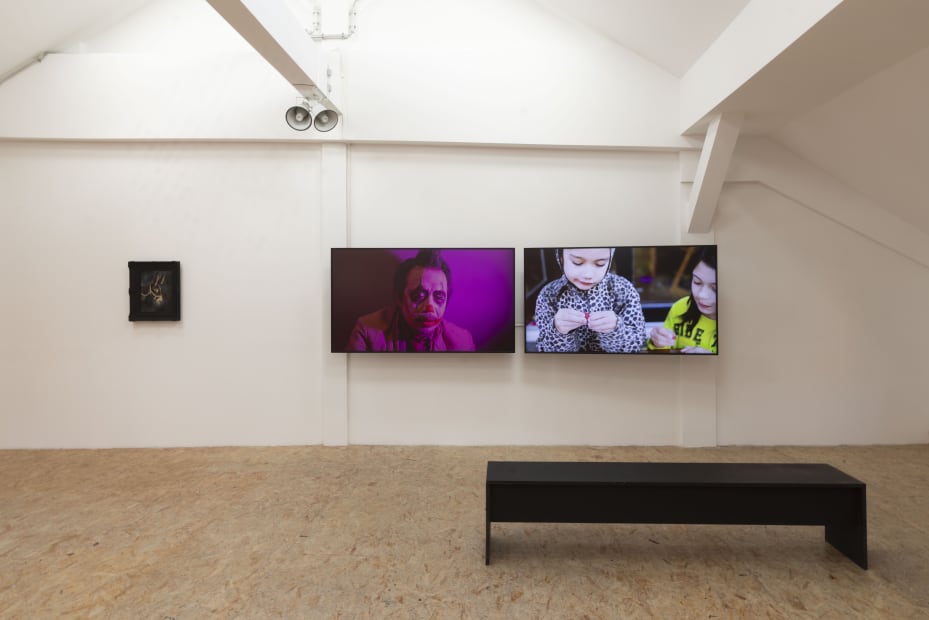 Sawangwongse Yawnghwe，Joker’s Headquarters. Gesamtkunstwerk as a Practical Joke (C’est le Premier Vol de L’Aigle) [It’s the eagle’s first flight]，2025，展場照，第十三屆柏林雙年展，柏林當代藝術機構（KW Institute for Contemporary Art），2025。© Sawangwongse Yawnghwe；圖片來源：Diana Pfammatter、Eike Walkenhorst Sawangwongse Yawnghwe, Joker’s Headquarters. Gesamtkunstwerk as a Practical Joke (C’est le Premier Vol de L’Aigle) [It’s the eagle’s first flight], 2025, installation view, 13th Berlin Biennale, KW Institute for Contemporary Art, 2025. © Sawangwongse Yawnghwe; image: Diana Pfammatter; Eike Walkenhorst