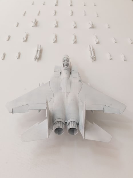 Sawangwongse Yawnghwe，Joker’s Headquarters. Gesamtkunstwerk as a Practical Joke (C’est le Premier Vol de L’Aigle) [It’s the eagle’s first flight]，2025，展場照，第十三屆柏林雙年展，柏林當代藝術機構（KW Institute for Contemporary Art），2025。© Sawangwongse Yawnghwe；圖片來源：Diana Pfammatter、Eike Walkenhorst Sawangwongse Yawnghwe, Joker’s Headquarters. Gesamtkunstwerk as a Practical Joke (C’est le Premier Vol de L’Aigle) [It’s the eagle’s first flight], 2025, installation view, 13th Berlin Biennale, KW Institute for Contemporary Art, 2025. © Sawangwongse Yawnghwe; image: Diana Pfammatter; Eike Walkenhorst