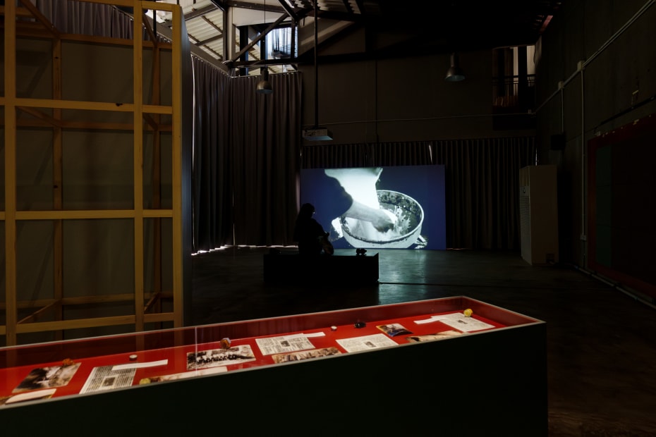 《薄膜史》系列（前）、《有用電影》（後），Liquor distillery，展覽現場，吳其育提供 Stories of Celluloid series (front), Useful Cinema (behind), Liquor distillery, installation view, courtesy of Wu Chi-Yu