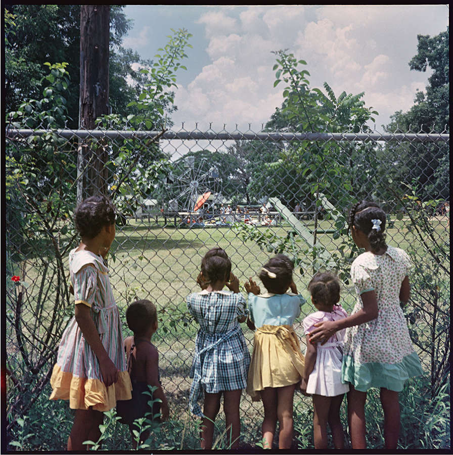 Gordon Parks, Outside Looking In, Mobile, Alabama, (37.008), 1956
