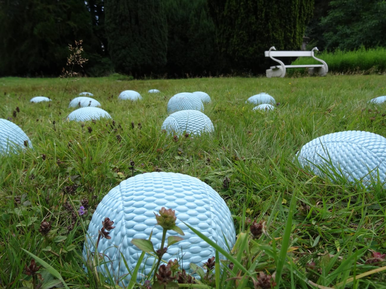 Elodie ANTOINE, 16 bonnets bleu clair de dimensions variées, 2017