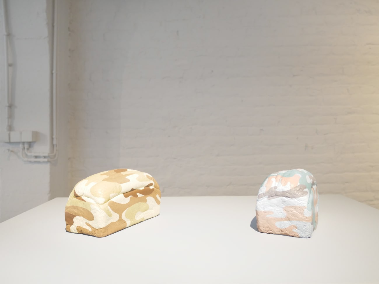 Gavin TURK, Mould camouflage bread, 2003