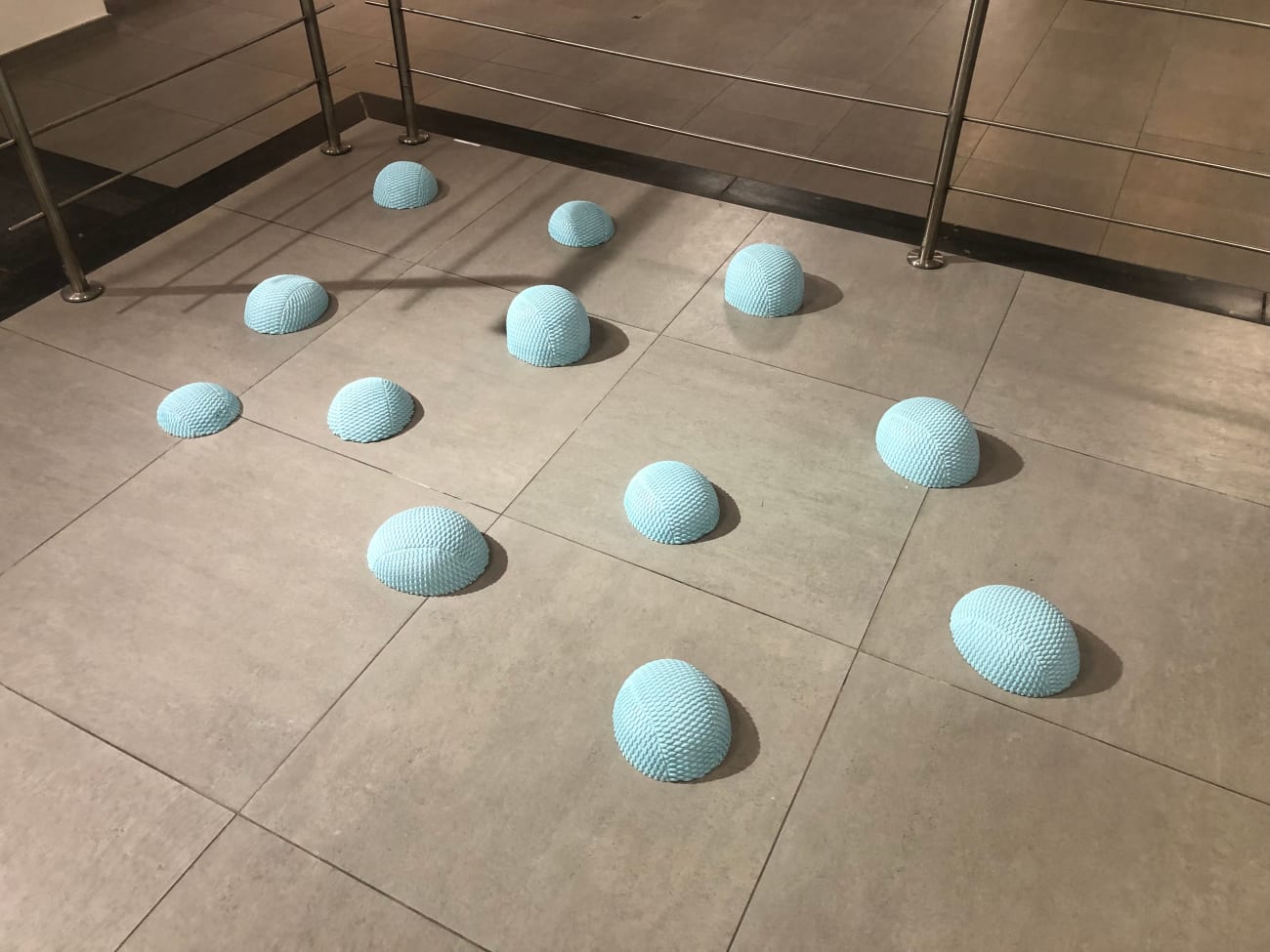 Elodie ANTOINE, 16 bonnets bleu clair de dimensions variées, 2017
