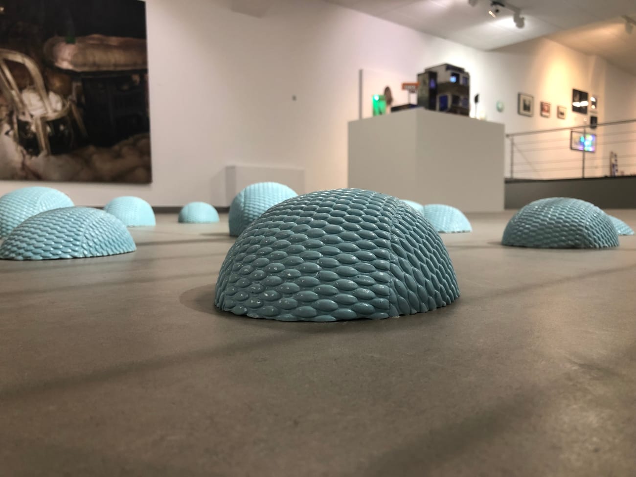 Elodie ANTOINE, 16 bonnets bleu clair de dimensions variées, 2017