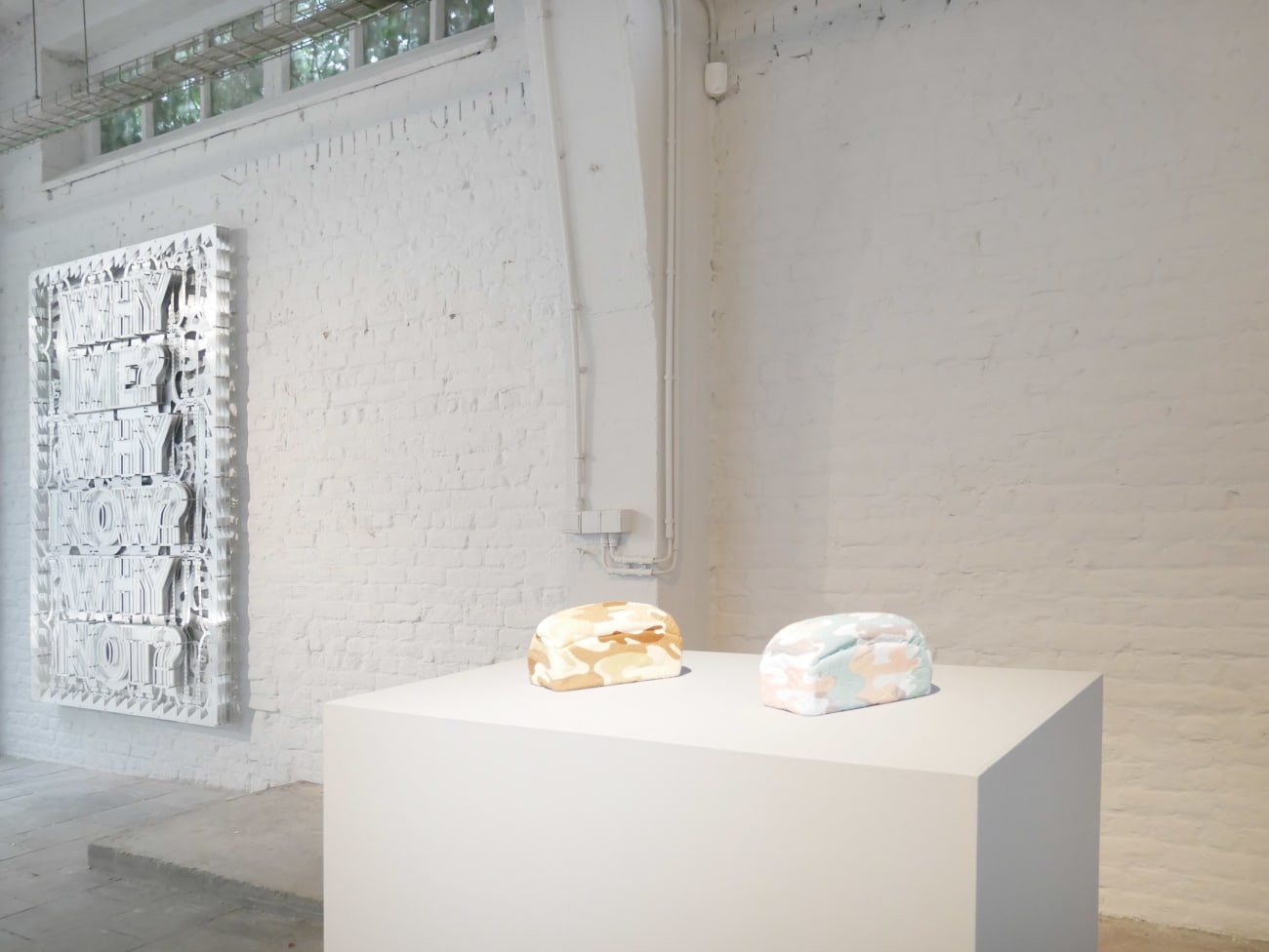 Gavin TURK, Mould camouflage bread, 2003