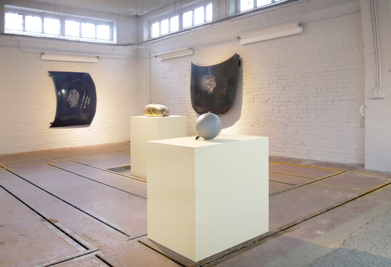 Come What May. Rebooted : installation view of the Atelier / Aeroplastics at 207VDK, 2021, Ph: © Aeroplastics / works by Felix LUQUE-SANCHEZ and Tom DALE