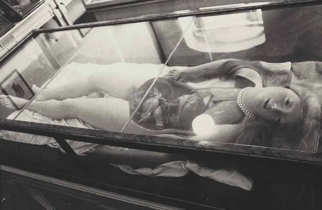 Zoe Leonard, Anatomical Wax Model With Pearls, 1990, gelatin silver print, 74 x 107 cm Courtesy of 20.21 Galerie Edition Kunsthandel GmbH, Essen, Germany
