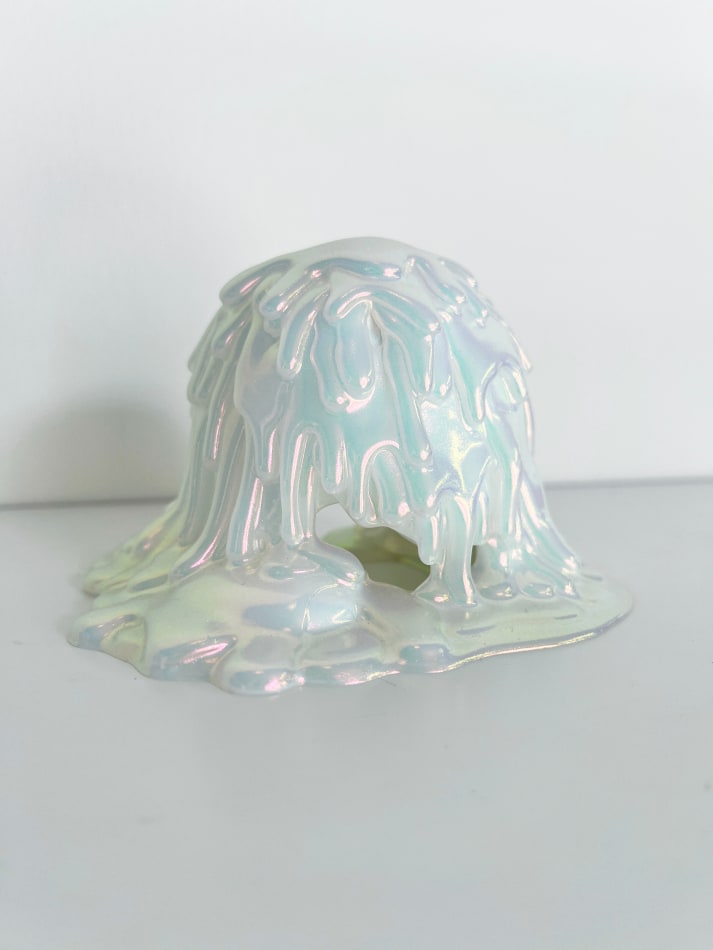 Dripping sculpture in white with a holographic shine by Dan Lam