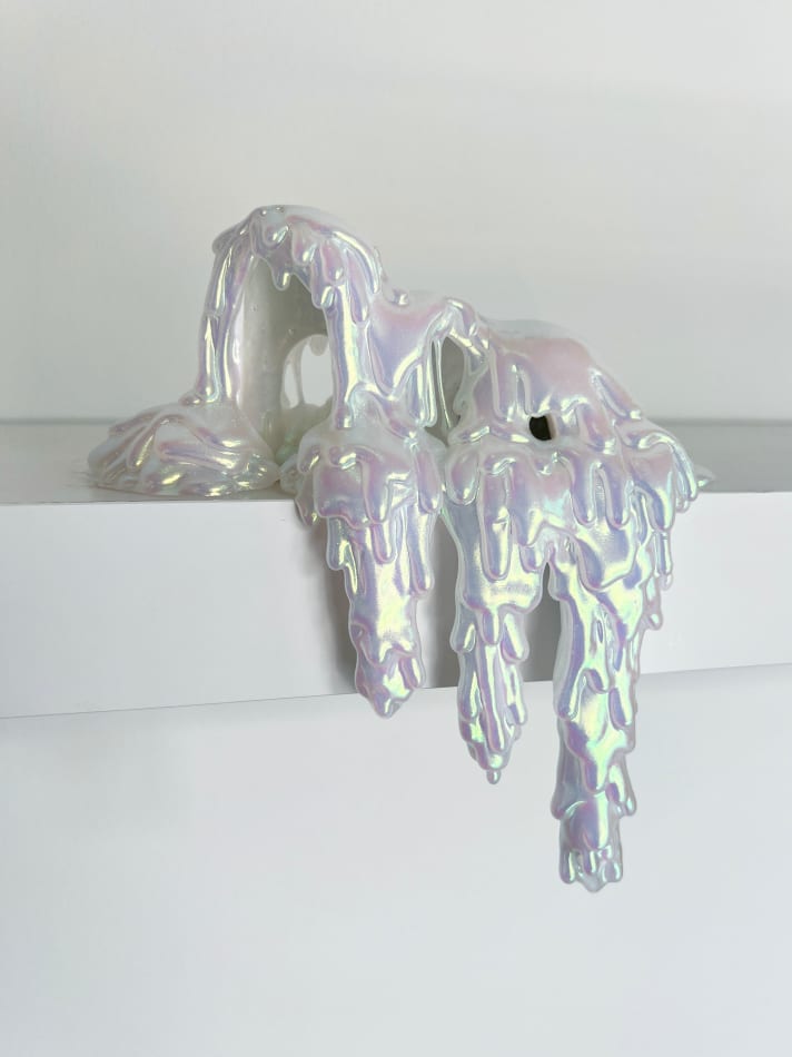 Dripping sculpture in white with a holographic shine by Dan Lam