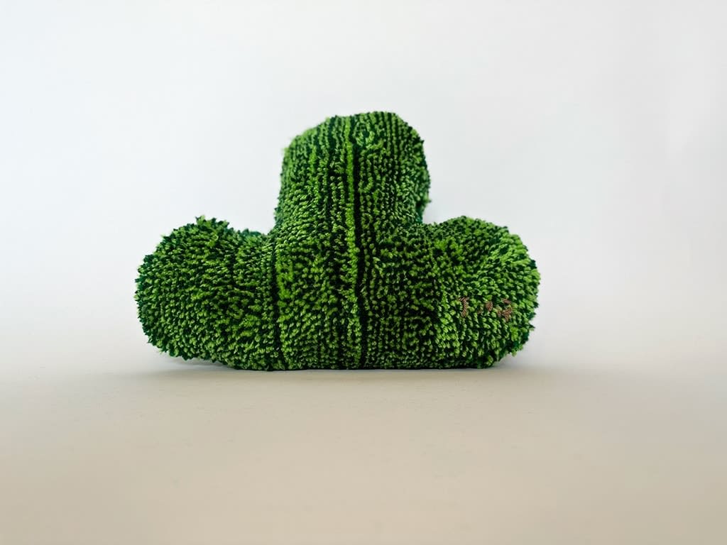 Sculpture of small leaf, light green pillow