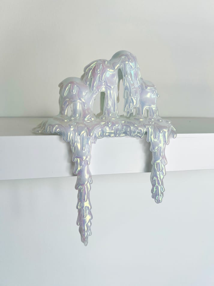 Dripping sculpture in white with a holographic shine by Dan Lam