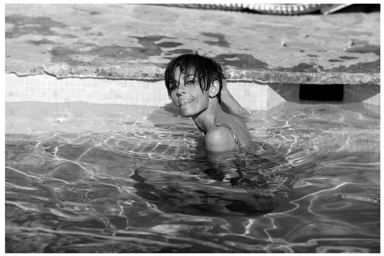 Terry O'Neill, Audrey Hepburn in Pool (B&W), 1966