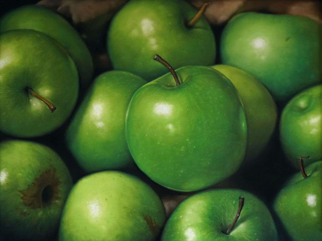 Ian Rawling, Twelve Green Apples, 2023
