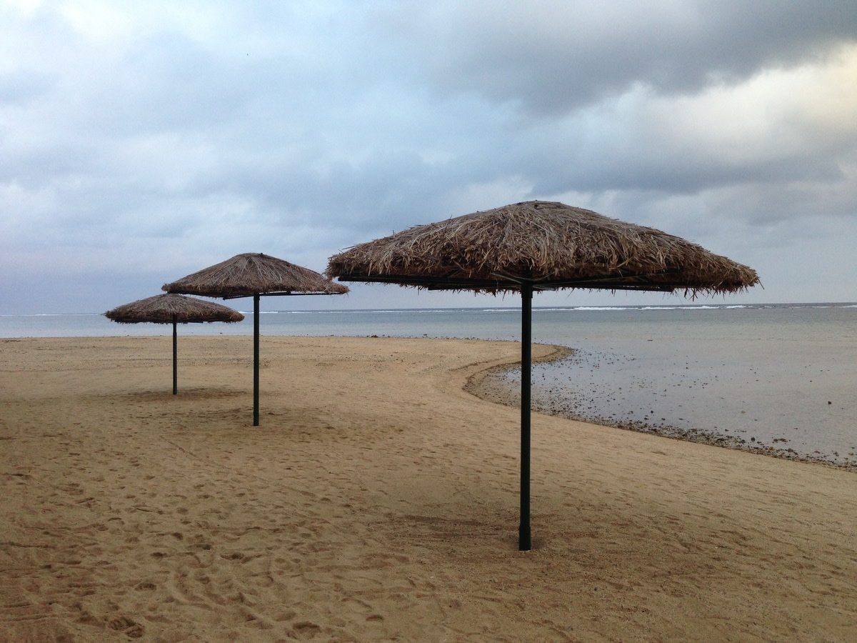 Peter Peryer, Umbrellas, Fiji 4/10, 2013