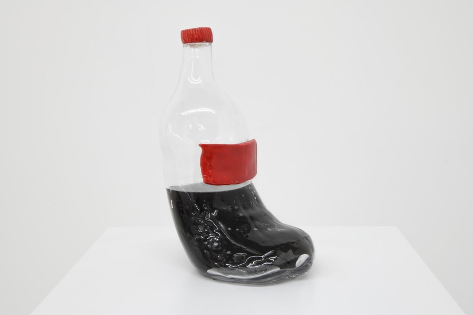 Koos Buster, Zittende colafles (sitting cola bottle), 2020