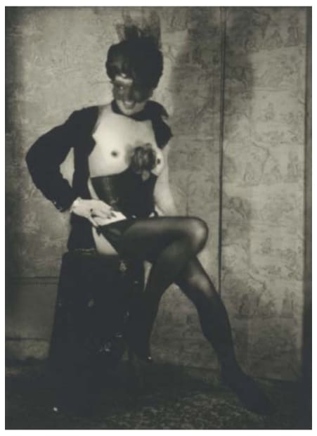 Pierre MOLINIER Autoportrait au tabouret avec corset, jarretelles, masque, voilette et rose Photographie 11 x 8 cm 11 x 8 cm